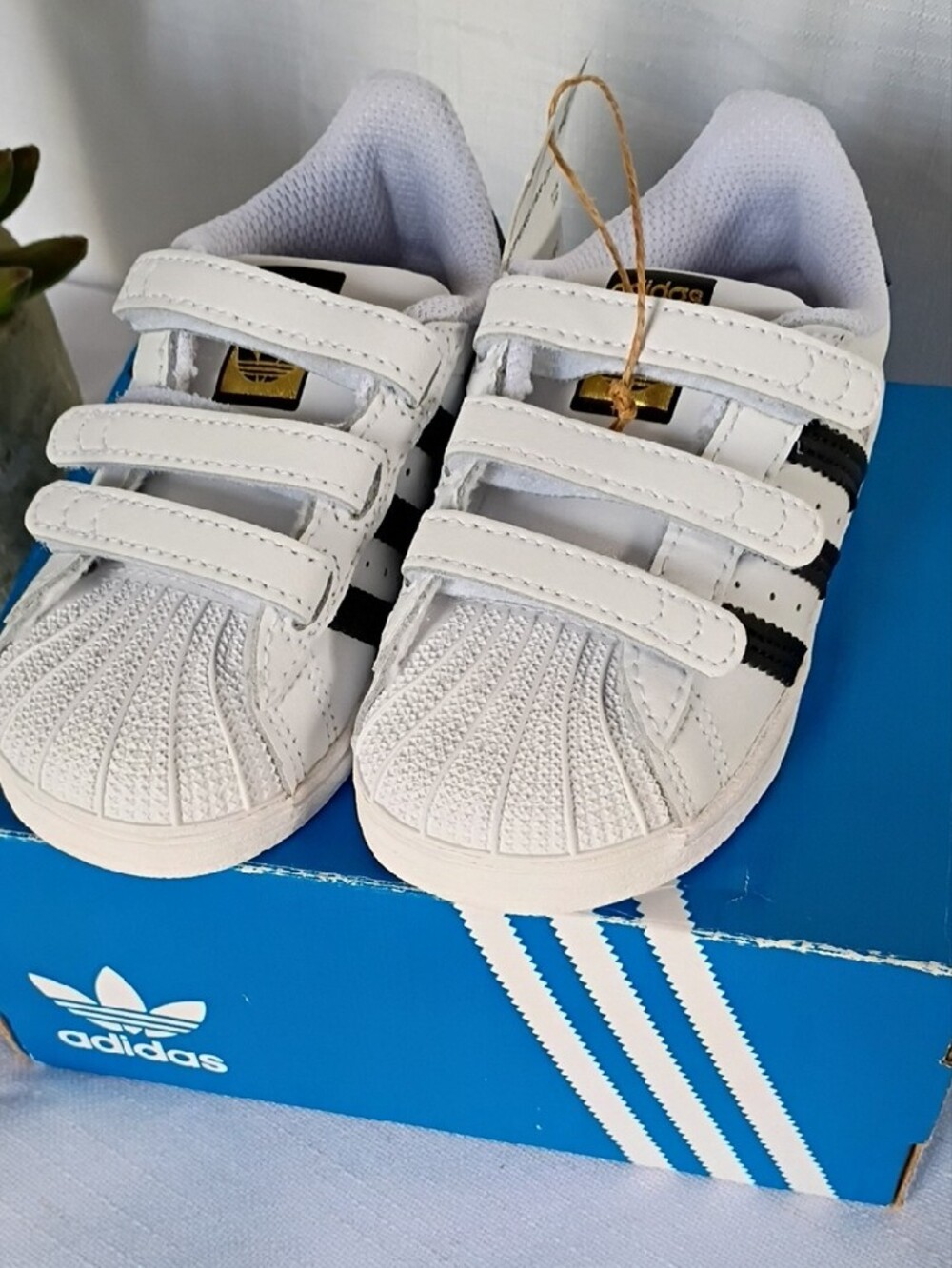 Adidas White and Black Kids Superstar Velcro Sneakers Size 6K - Picture 2 of 8
